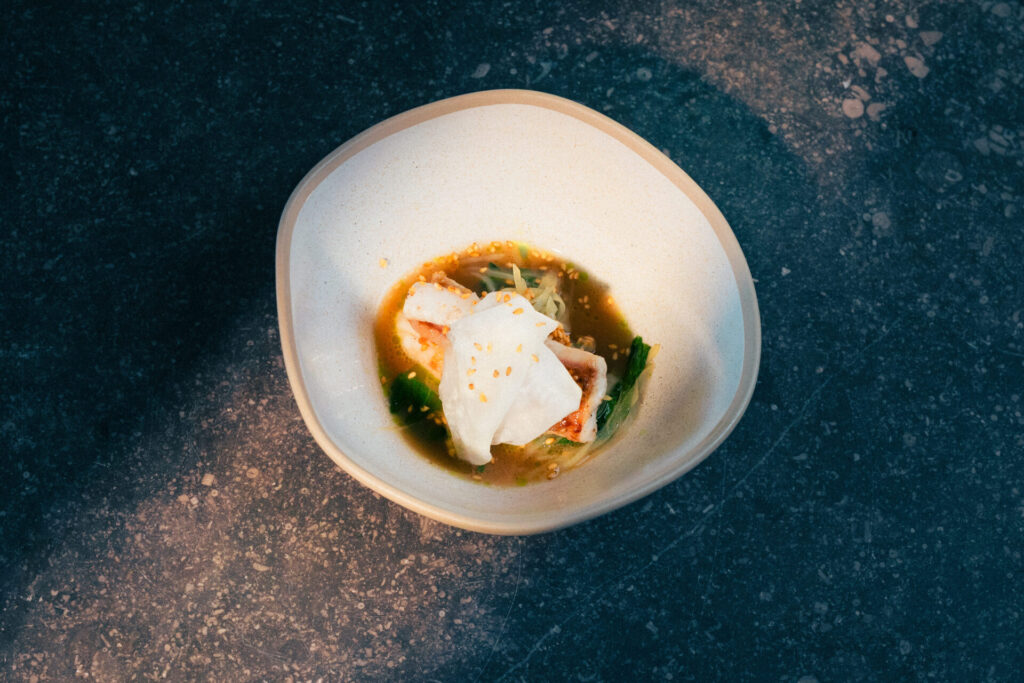 Roussette à l’estragon accompagnée d’une julienne de pommes de terre et chou rave.