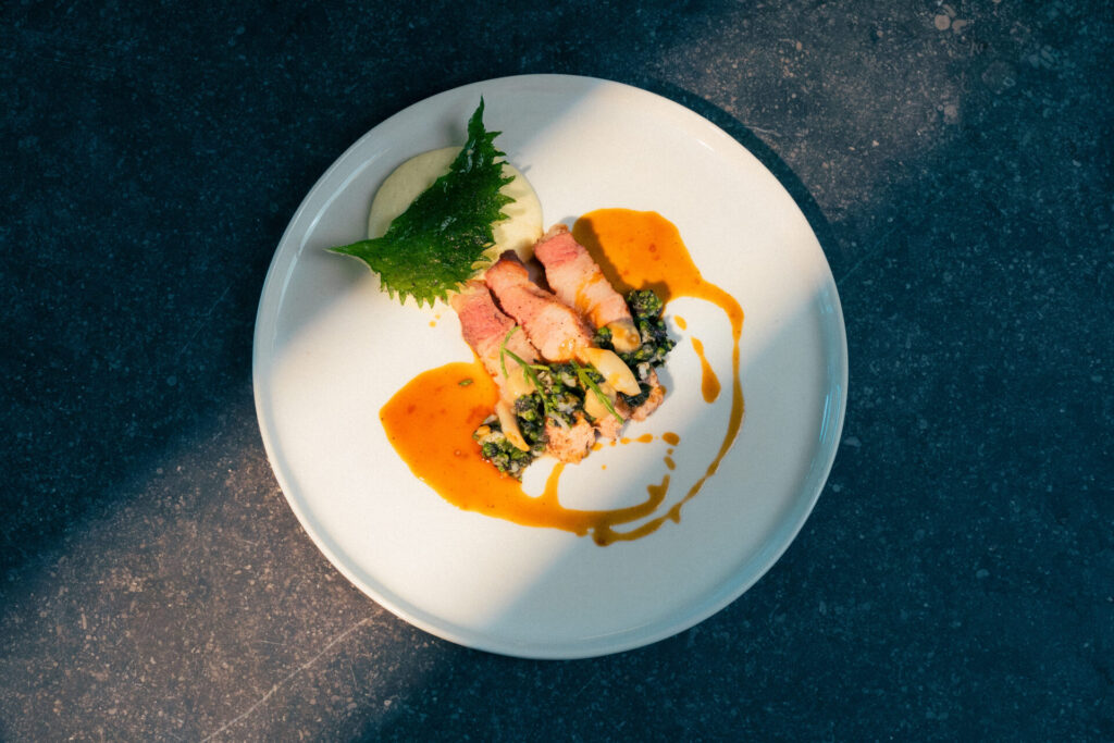 Entrecôte accompagnée de couteaux de mer, algues et pommes de terre.